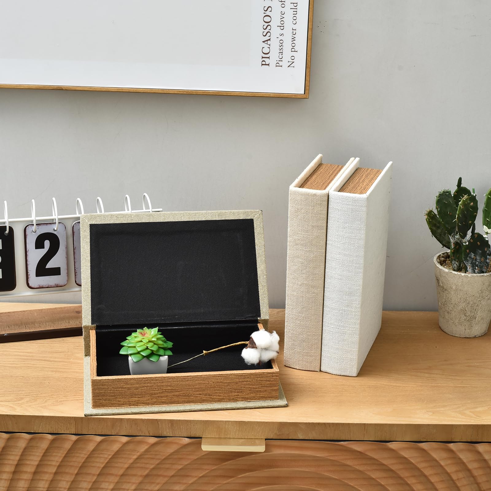 DECOR4SEASON stacked book boxes display layered shelf styling