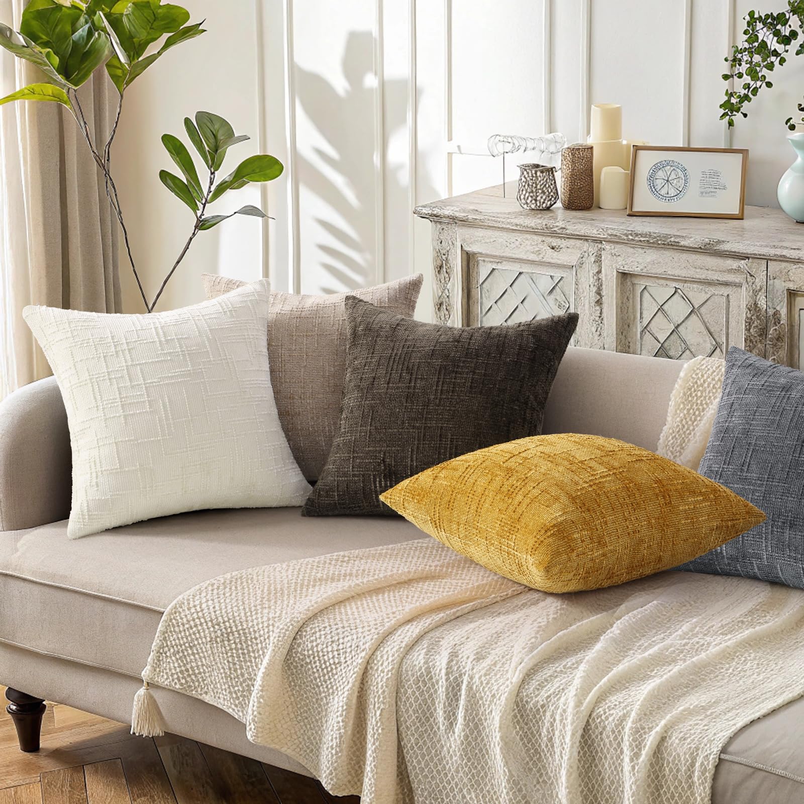 decorUhome cream pillow cover close-up showing hidden zipper for seamless finish.