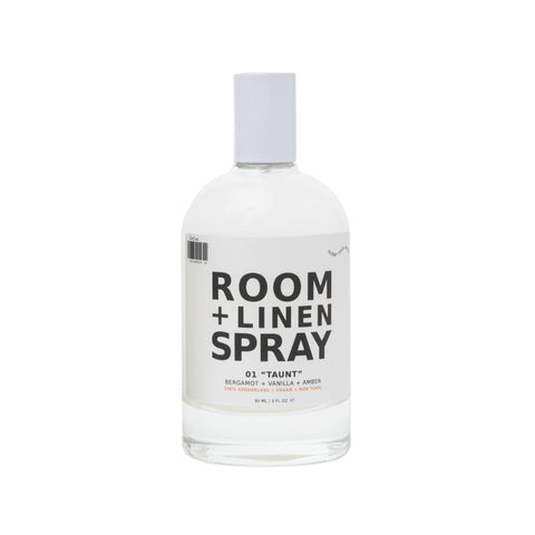 DedCool 01 Taunt bottle close-up with essential oils for a premium home aroma.