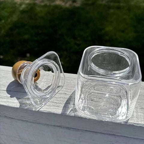 DEFACT durable acrylic drink bottle suitable for various beverages.