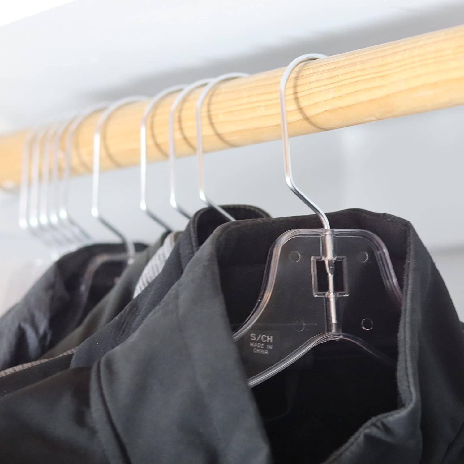 DEILSY clear plastic hangers durability close-up shows tough construction for daily wear.