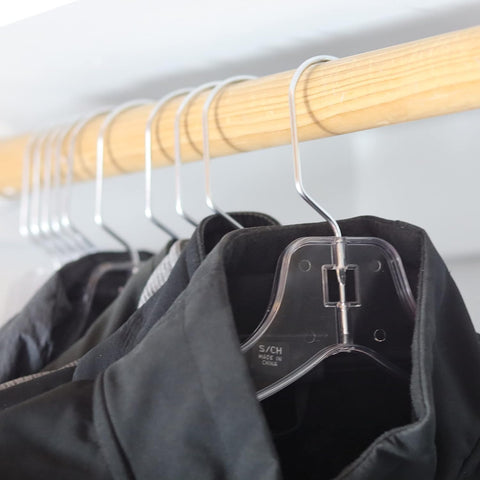 DEILSY clear plastic hangers durability close-up shows tough construction for daily wear.
