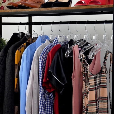 DEILSY clear plastic hangers durability close-up shows tough construction for daily wear.