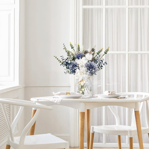 Der Rose silk arrangement in glass vase ideal for coffee table styling.
