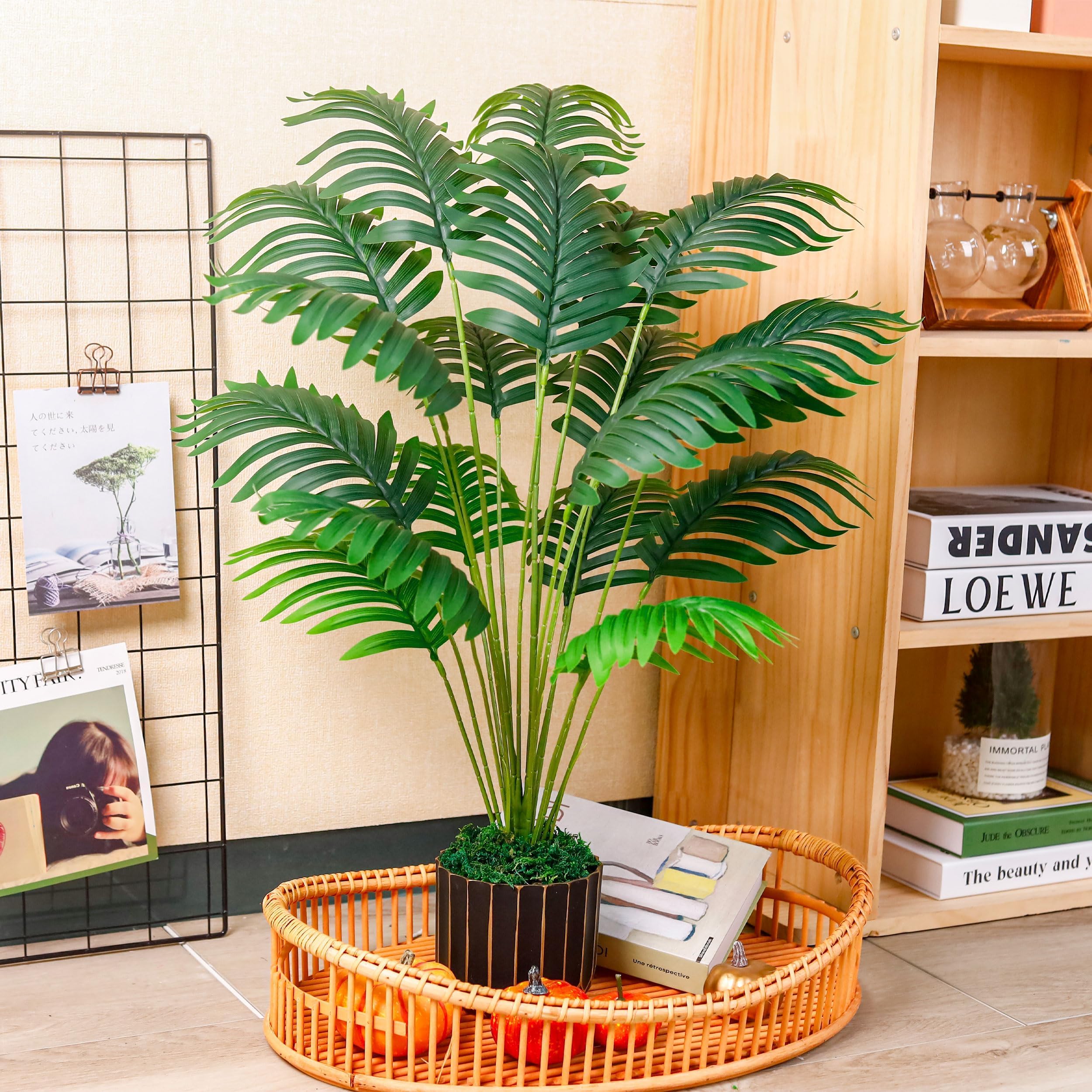 Der Rose realistic leaves offer year-round greenery without watering.