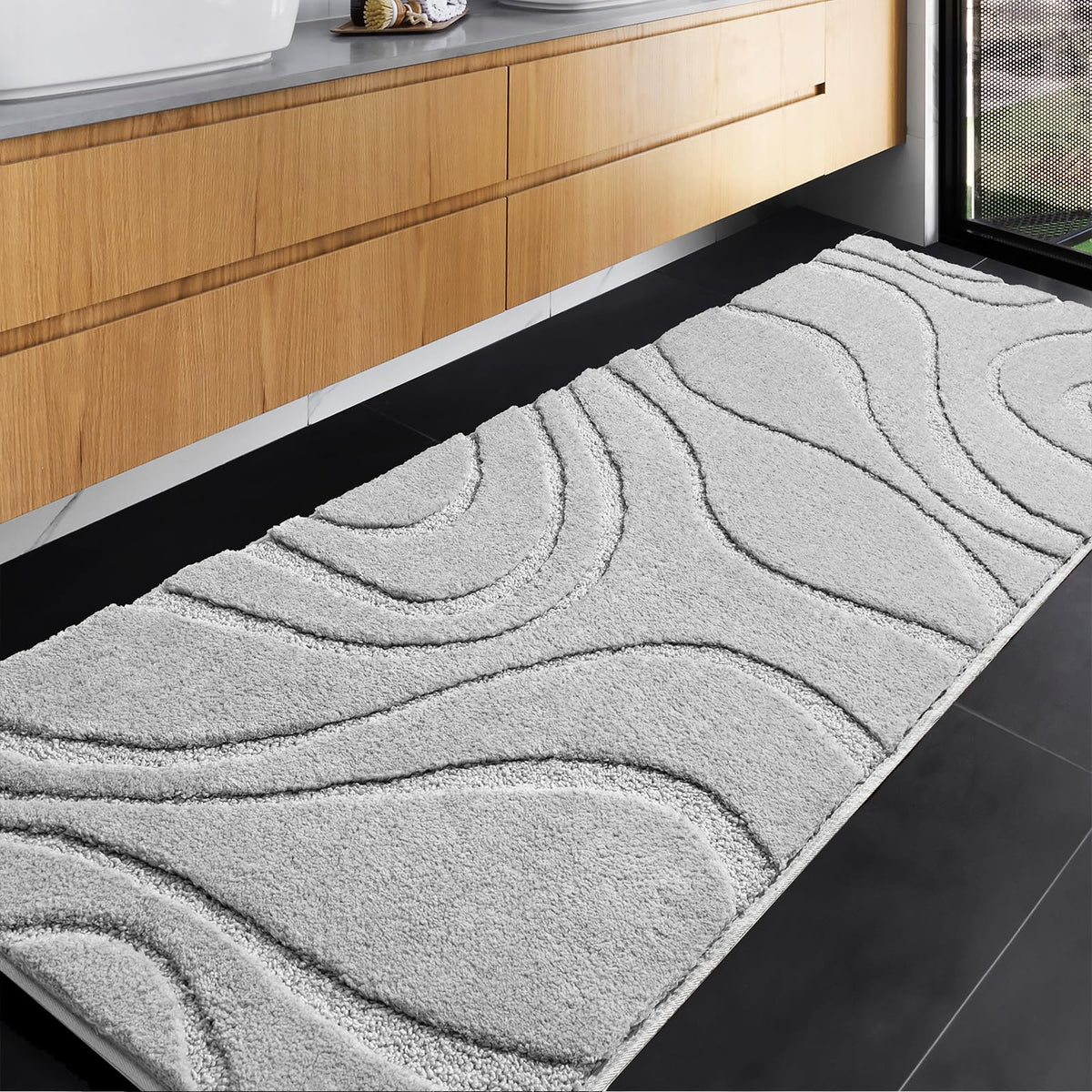 DEXDE bath rug runner in plush microfiber for soft feet with grey-silver finish.