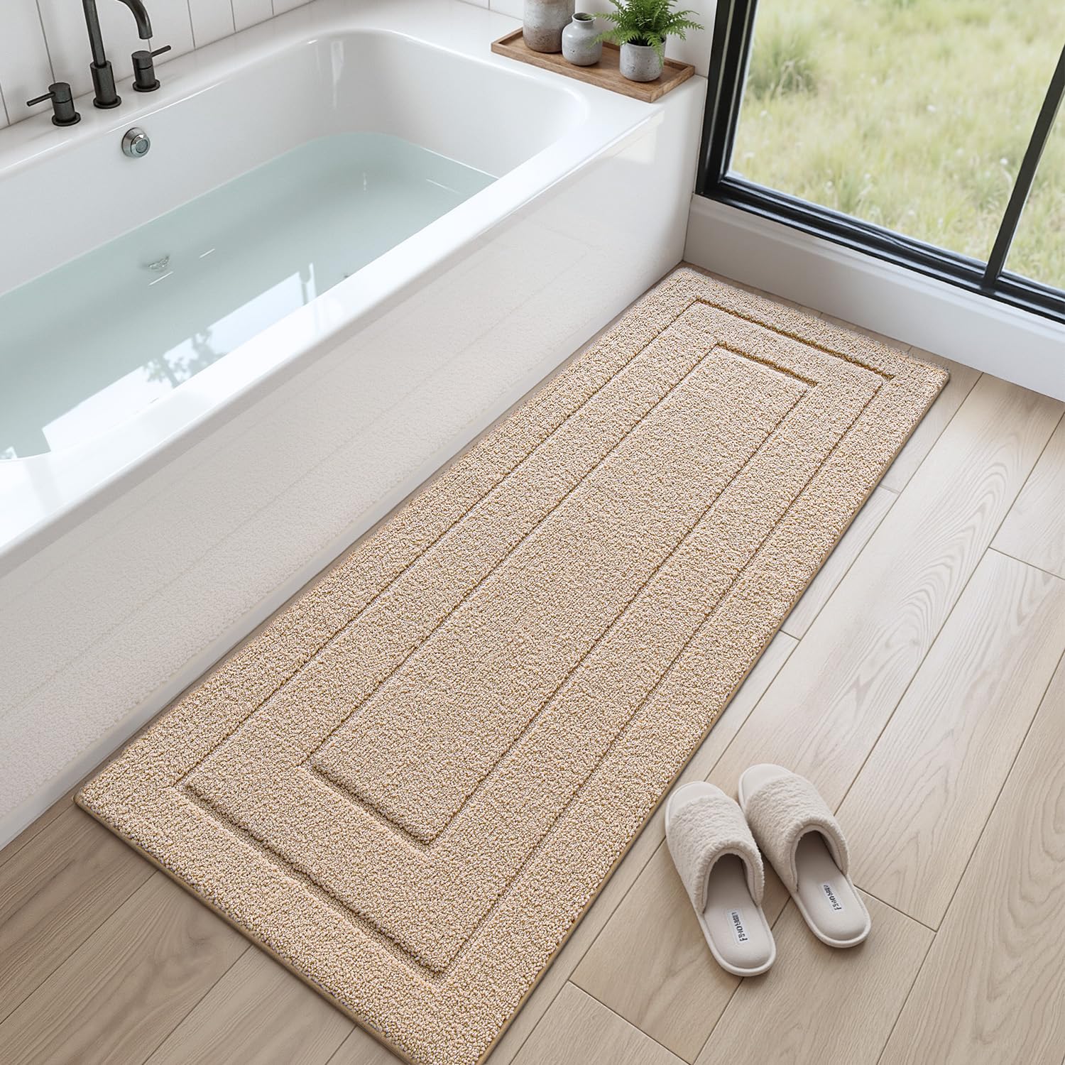 DEXI absorbent microfiber mat quickly traps water for dry feet.