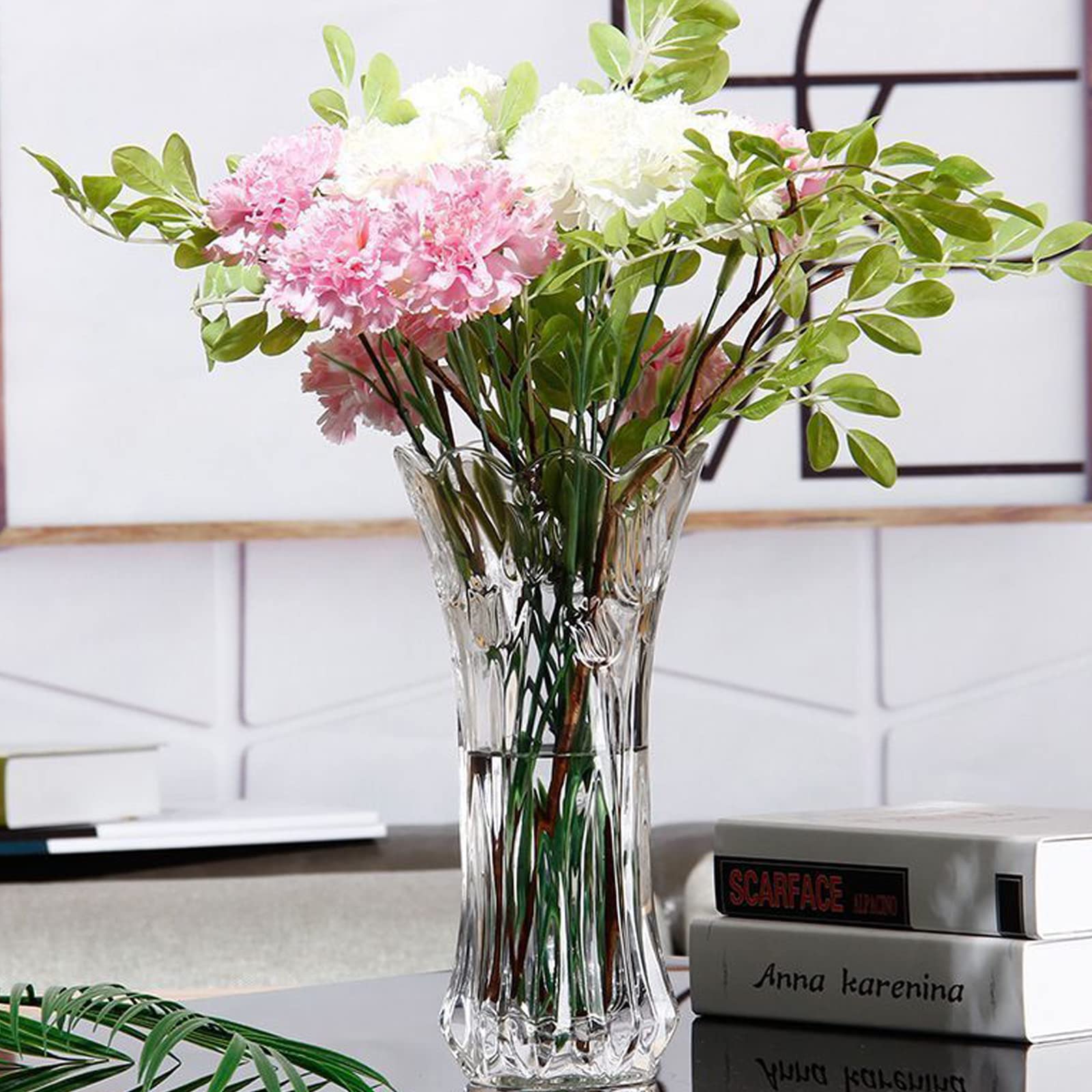 Dicunoy vase suited for daily office or entryway decoration.