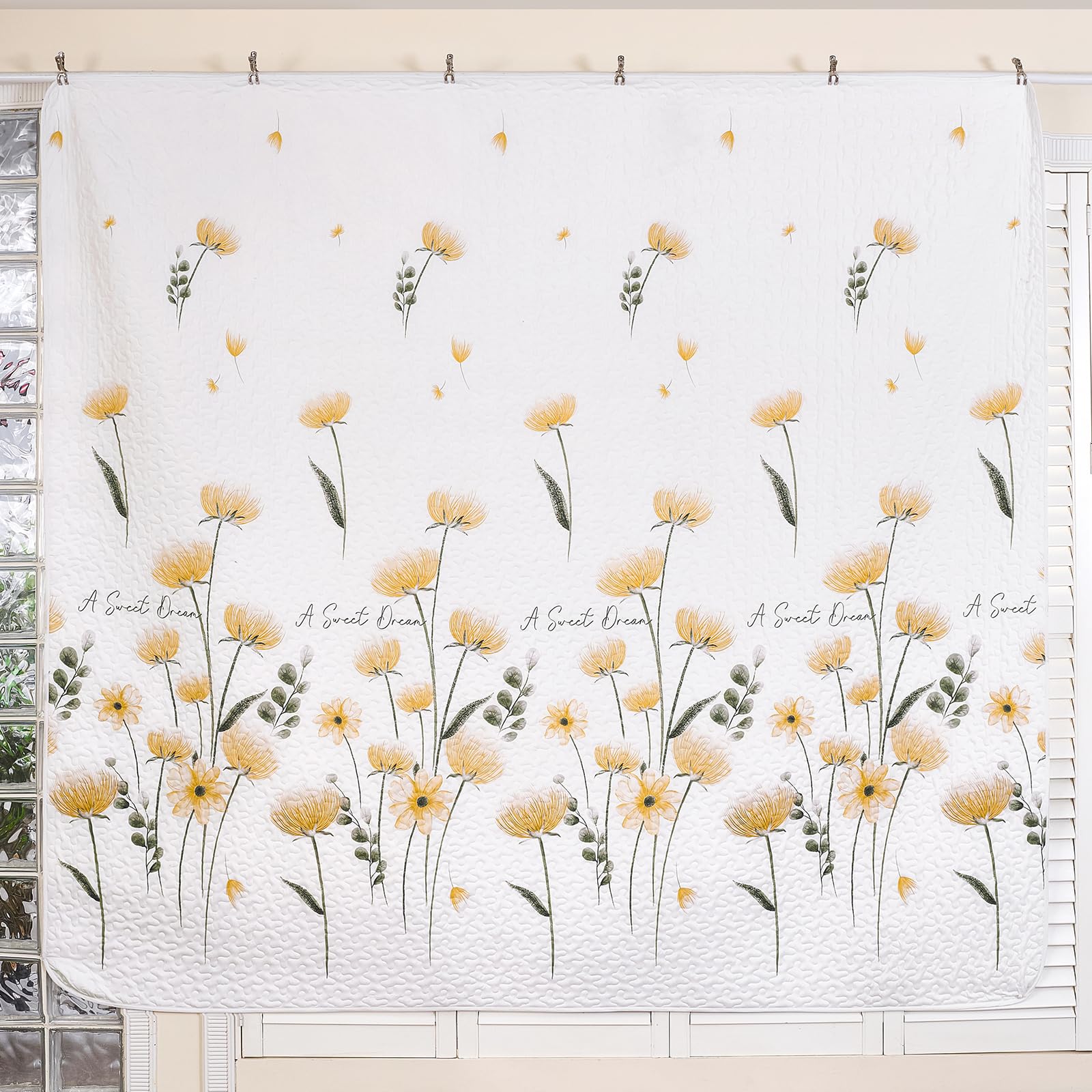 Lightweight microfiber quilt ideal for warm nights and easy care.