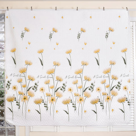 Lightweight microfiber quilt ideal for warm nights and easy care.