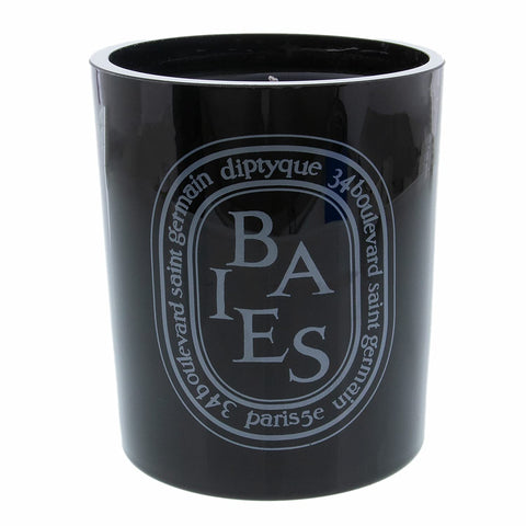 Diptyque Black Baies Candle with wax blend promoting even burning for fragrance diffusion.