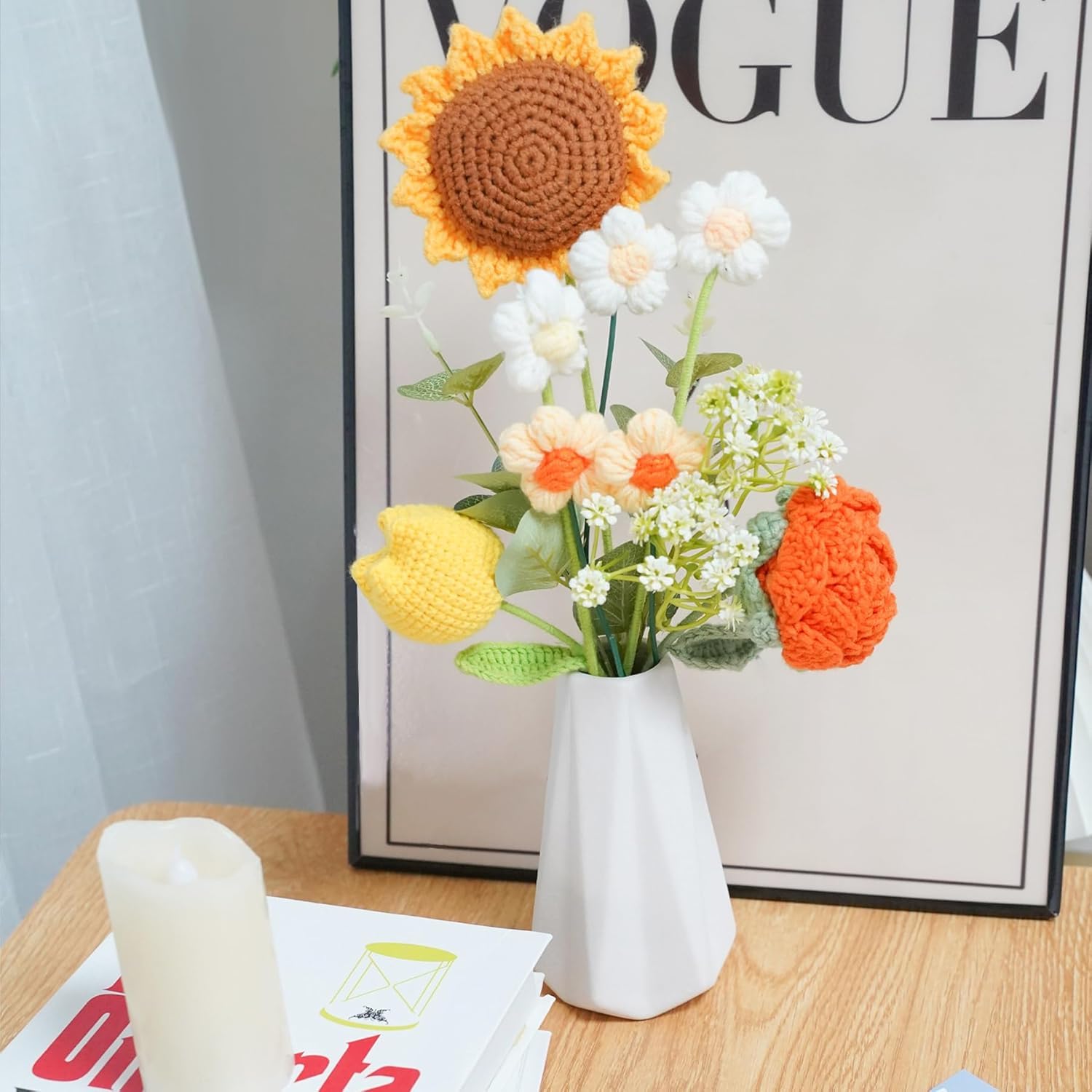 Disracker knitted daisy closeup demonstrates durable, non-wilting decor for desks.