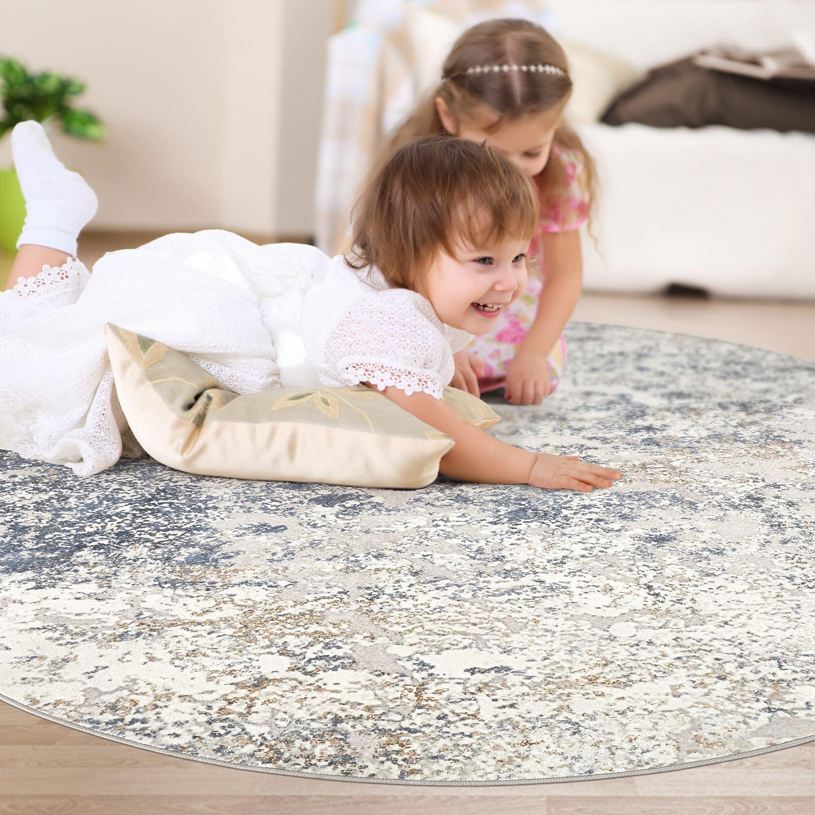 DMOYEST soft-pile rug feels gentle under bare feet.
