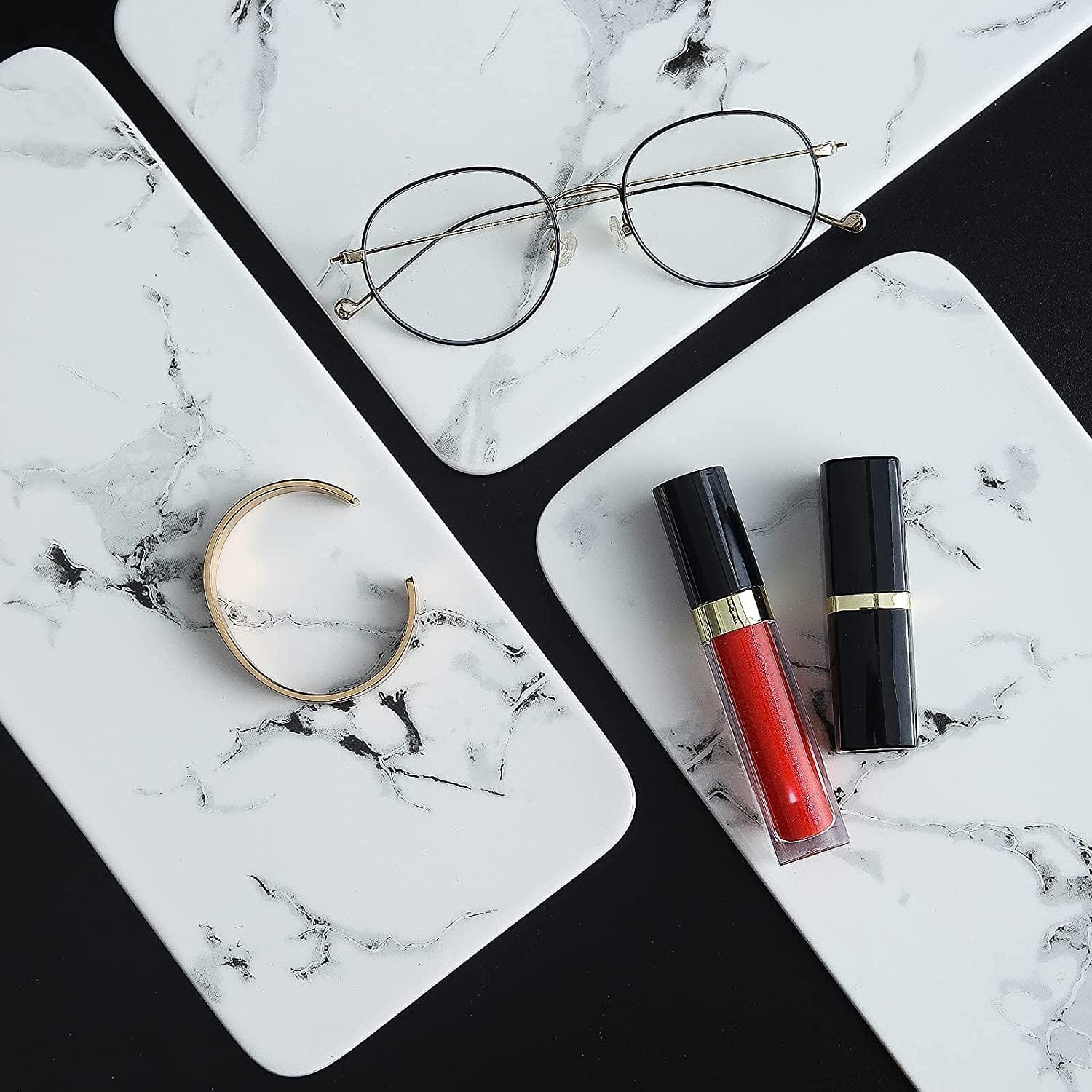 Dobbyby perfume organizer keeps fragrance bottles visible and within reach.