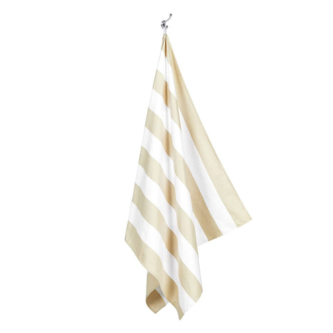 Dock & Bay towel includes a travel bag for easy packing.