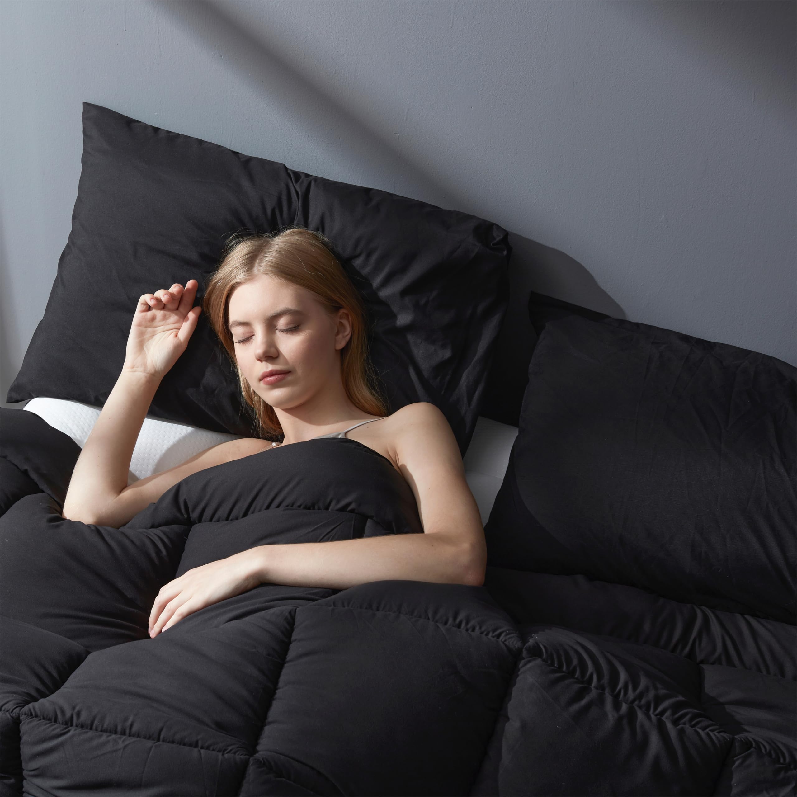 DOWNCOOL brand bedding presentation for modern twin room aesthetics