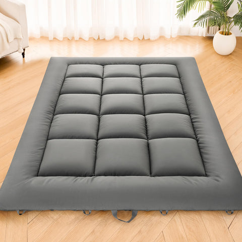 DOWNSTORIA Japanese floor mattress with foldable handle for easy transport.