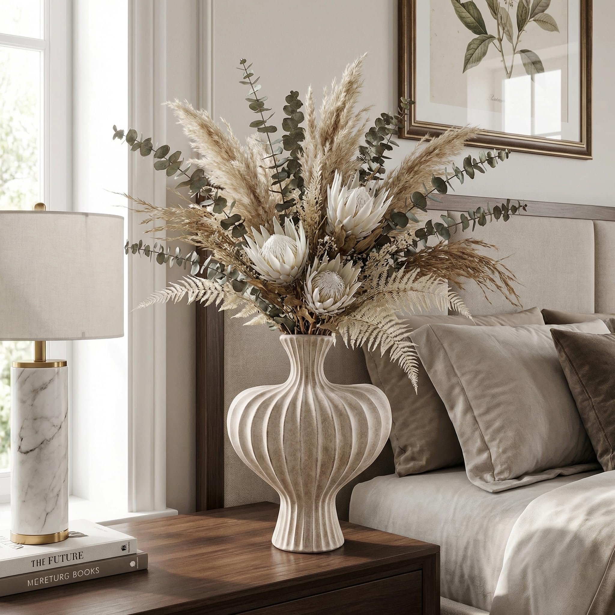 DREAMLOOM non-slip base protects floors during vase movement.