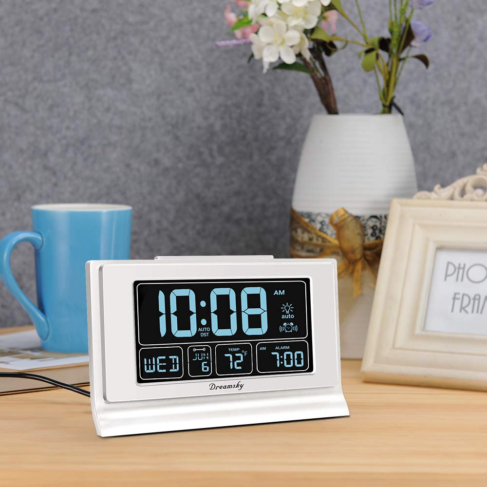 DreamSky Alarm Clock auto-set time ensures accuracy after plug-in