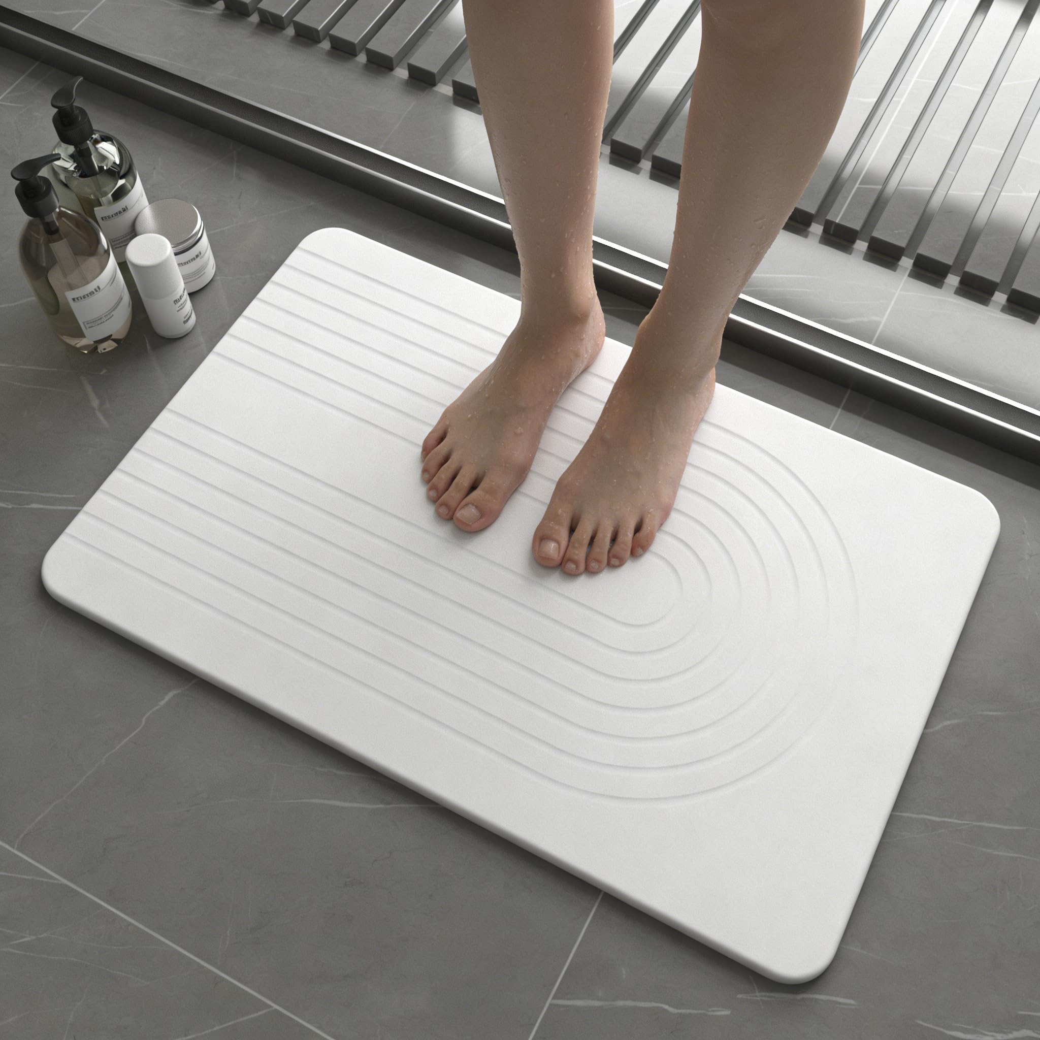 Drvykkn Stone Bath Mat close-up showing rapid water absorption and evaporation.