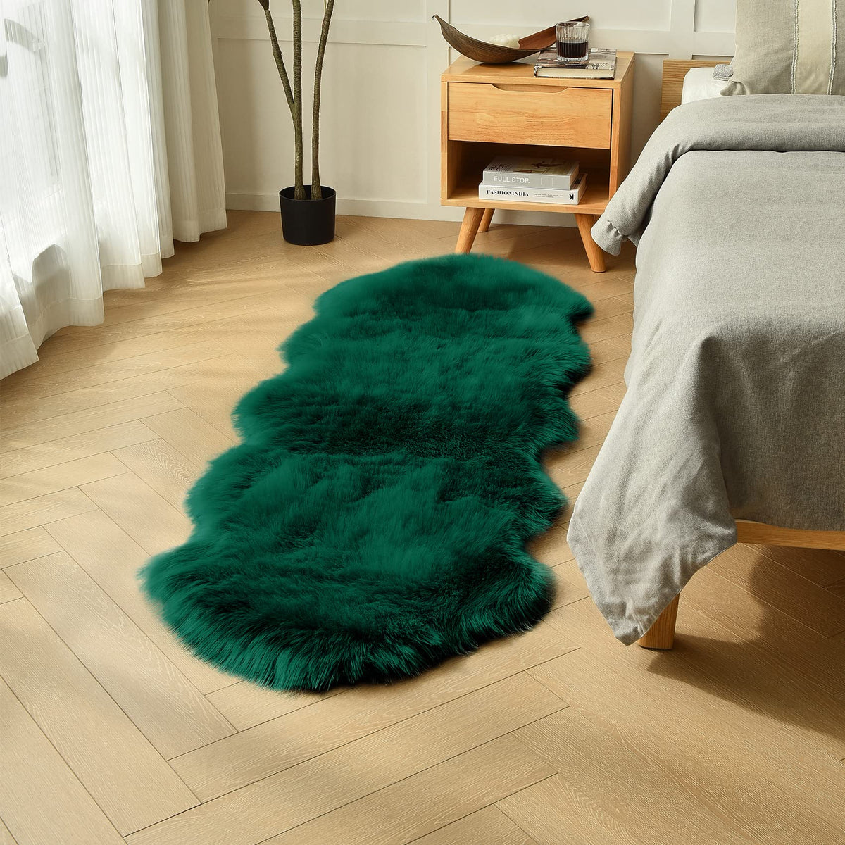 Duduta emerald green faux sheepskin rug close-up shows ultra-soft fur texture