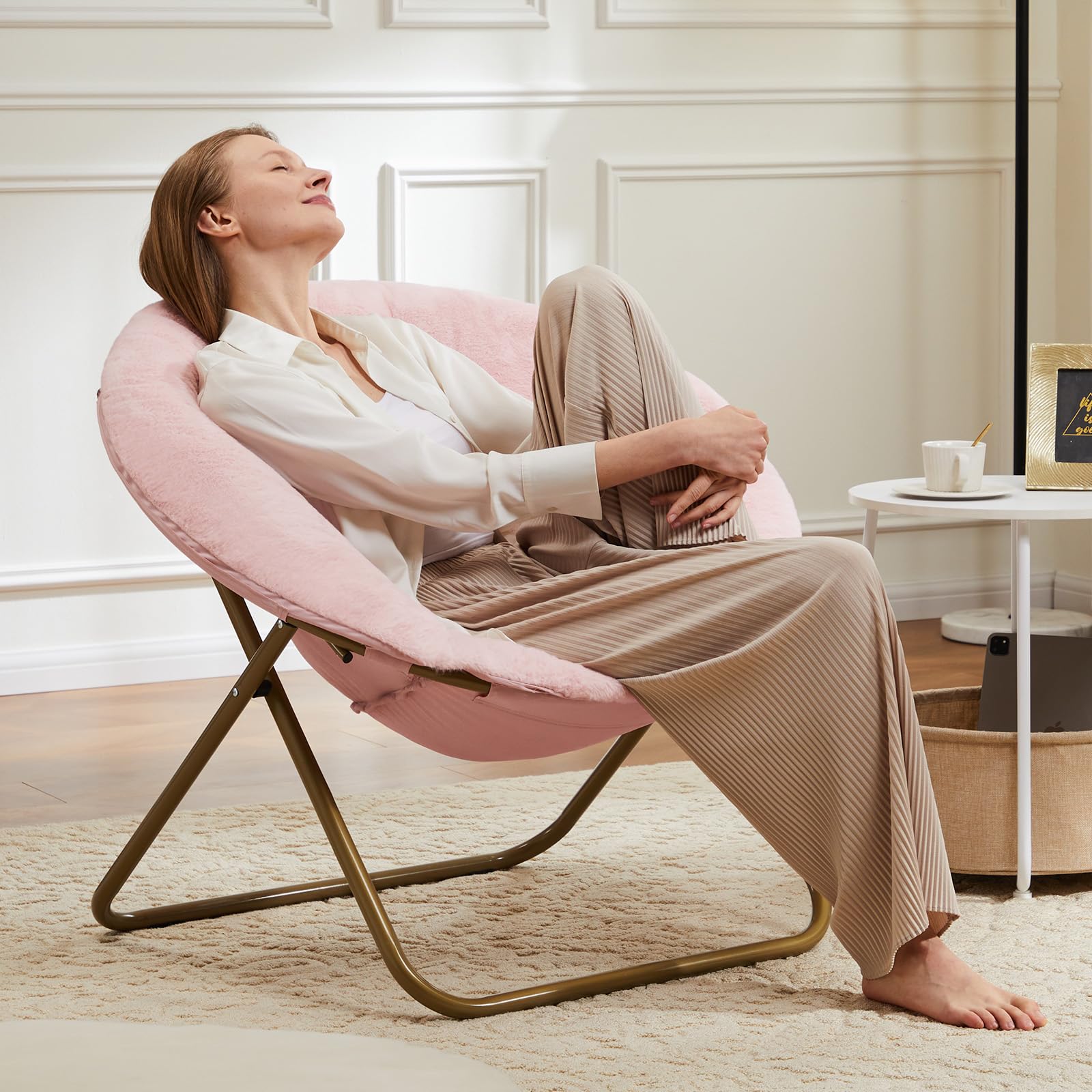 DUMOS Comfy Saucer Chair soft fabric texture enhances cozy ambiance