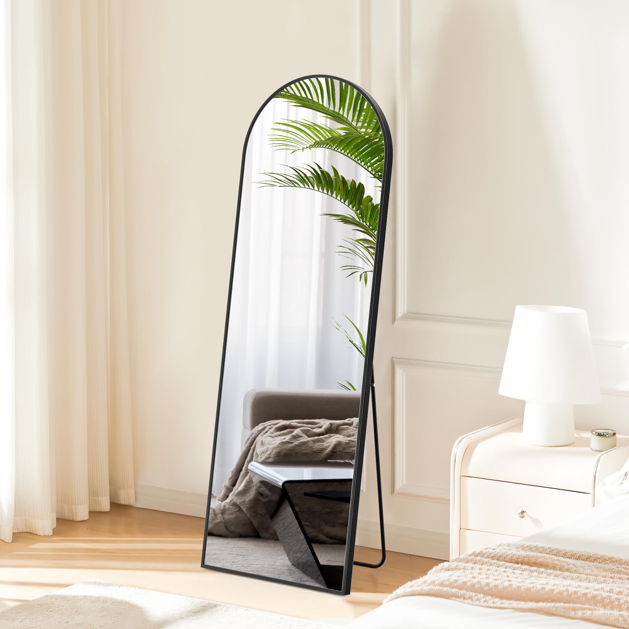 DUMOS versatile mirror suits bedrooms, living rooms, and entryways with style.