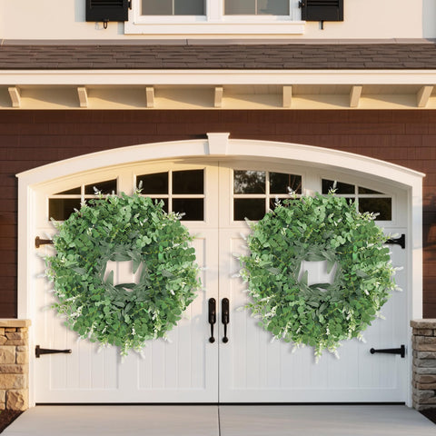 Close‑up of buds and blooms on Dushle wreath for dimensional depth.