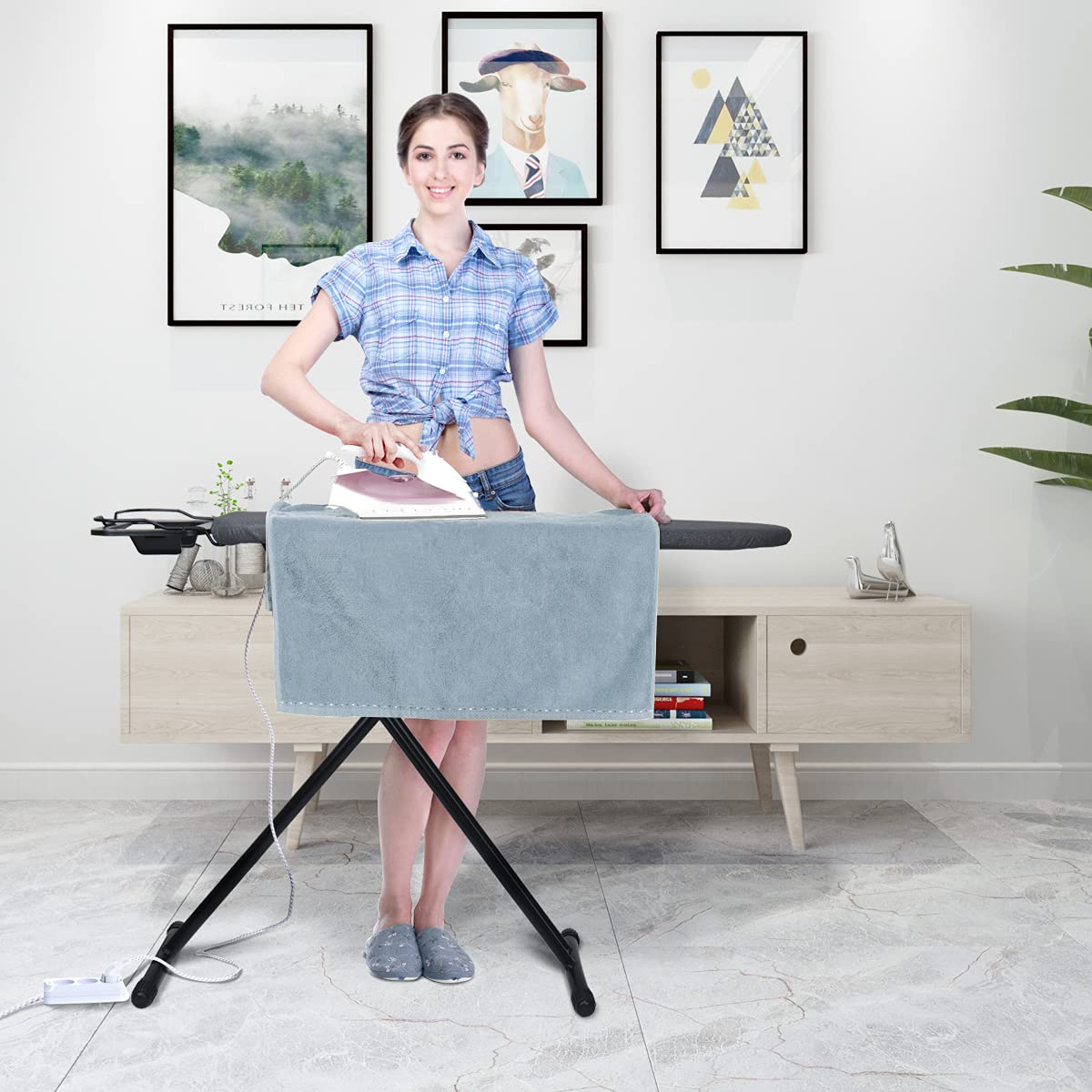 Duwee iron rest with silicone pads supports safe, cool resting and heat dissipation.