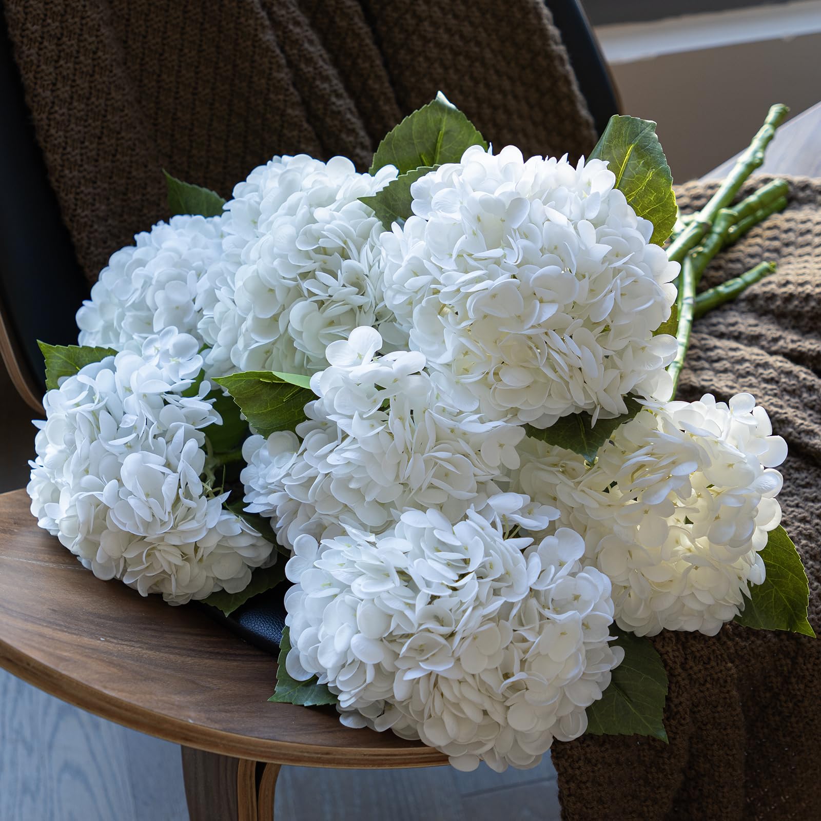 DUYONE hydrangea outdoor-ready design resists fading for lasting color