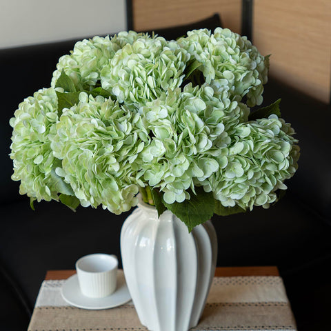 DUYONE hydrangea petal closeup highlights soft, true-touch texture.