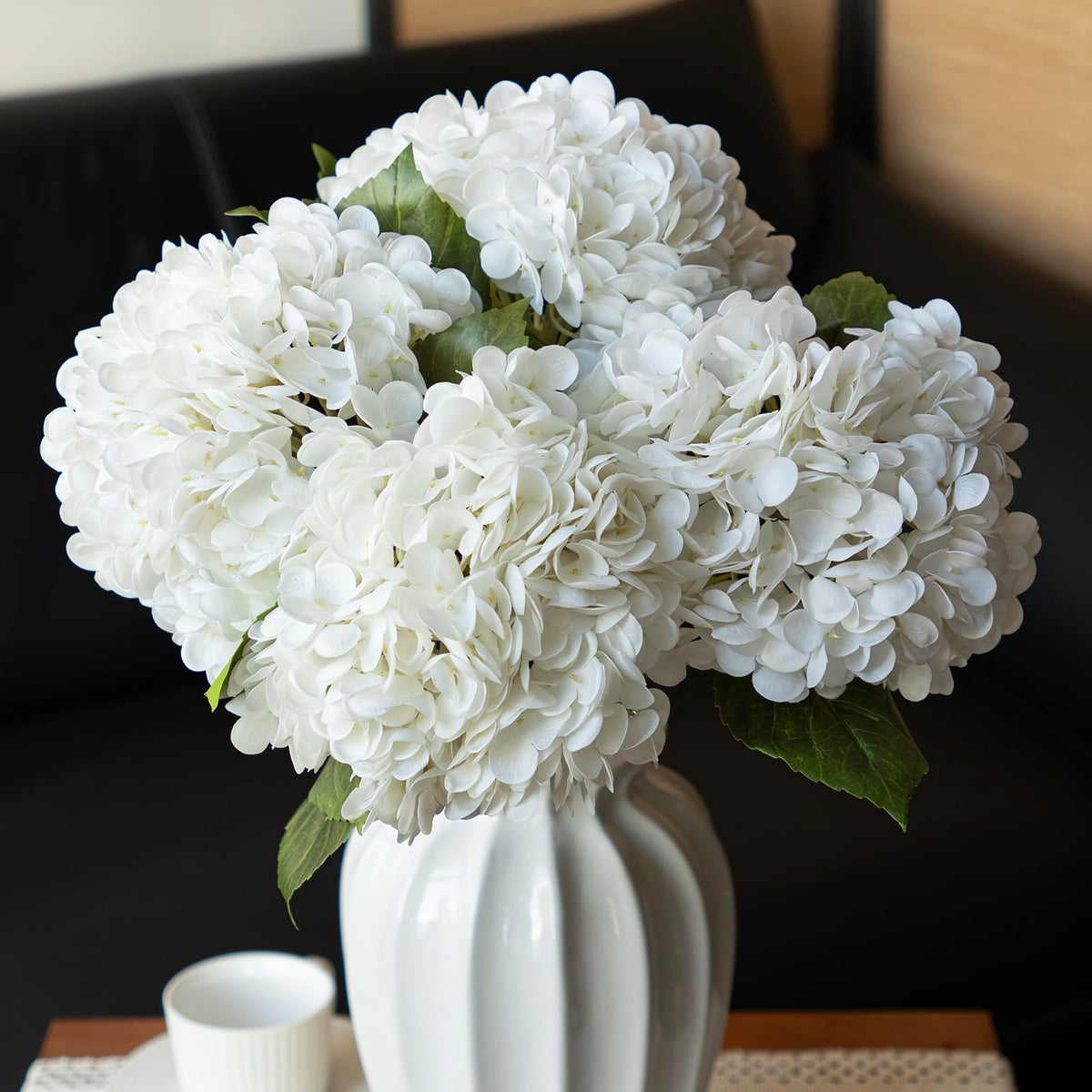 DUYONE hydrangeas bouquet close-up with lifelike full petals for wedding decor