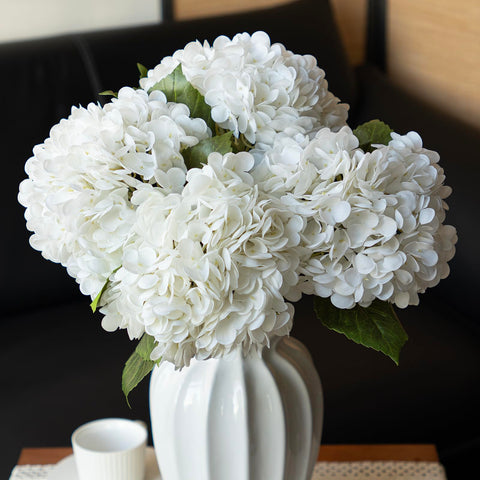 DUYONE hydrangeas bouquet close-up with lifelike full petals for wedding decor