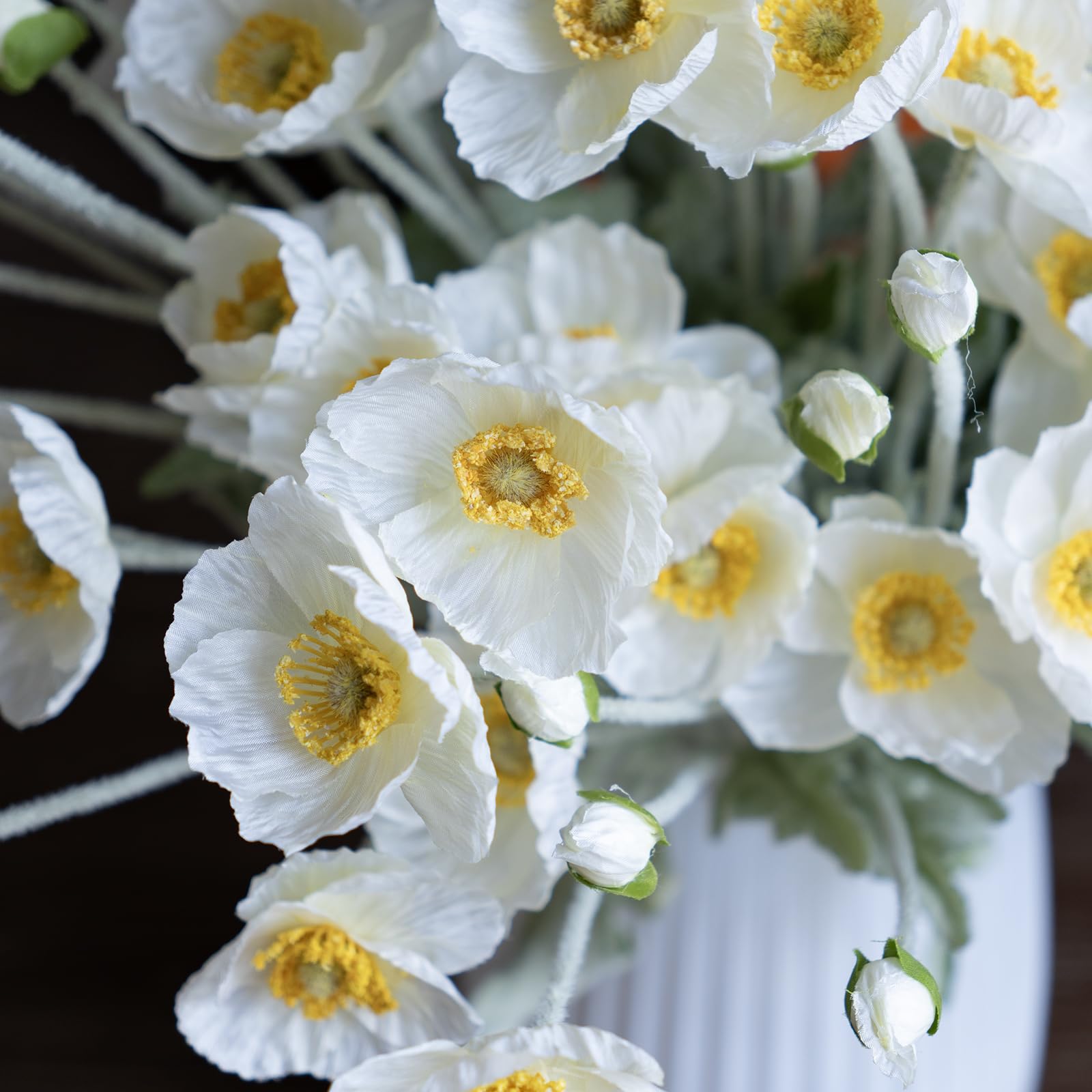 DUYONE wedding decor with white poppies for refined ambiance