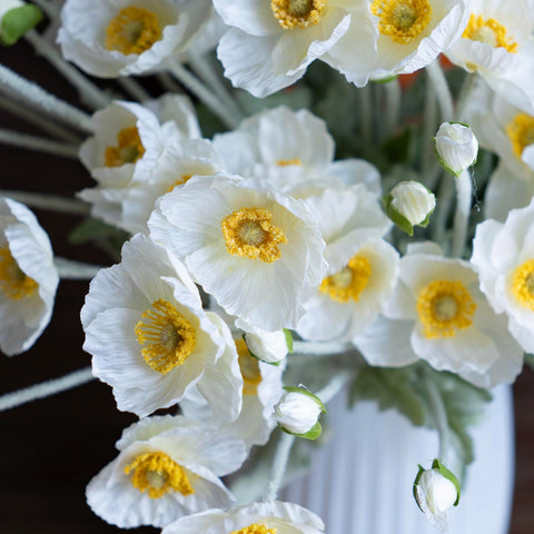 DUYONE wedding decor with white poppies for refined ambiance
