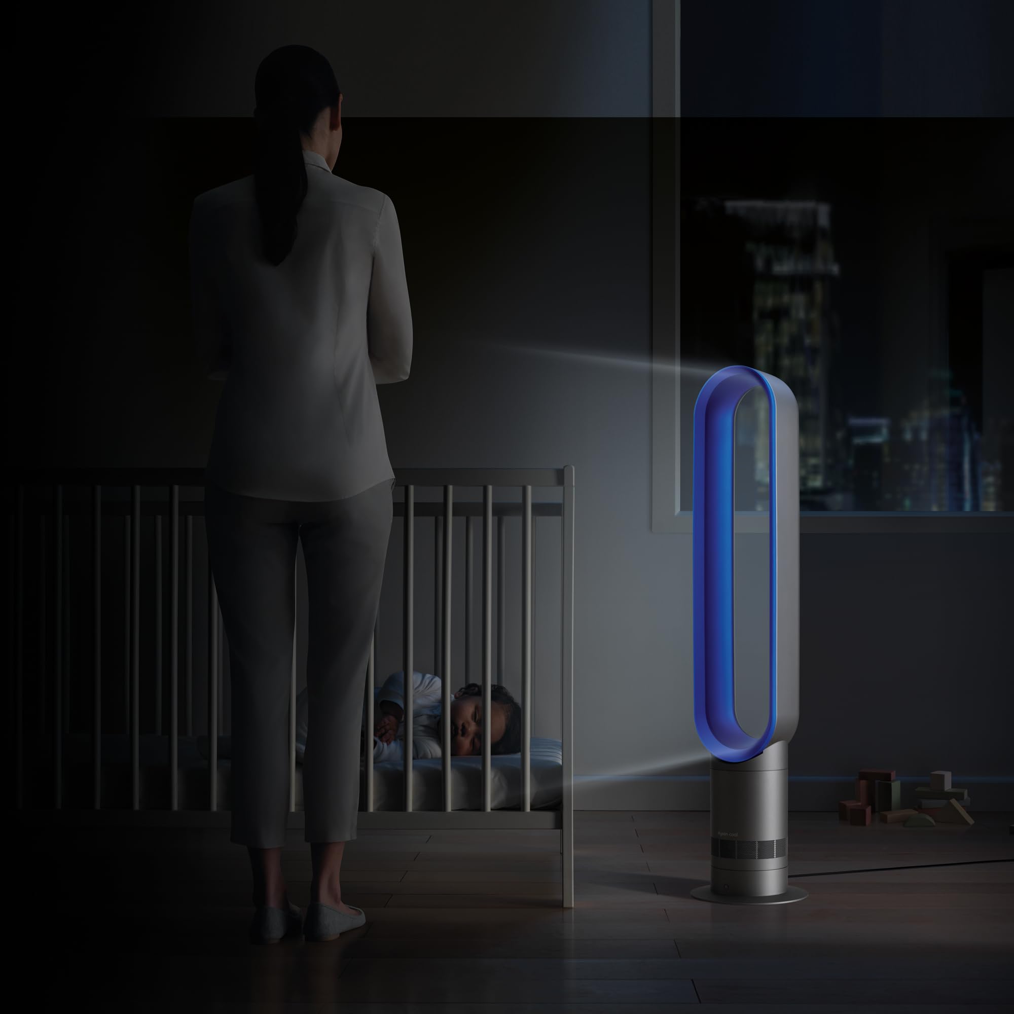 Dyson AM07 ambient airflow illustrating smooth, uninterrupted cooling across a room.