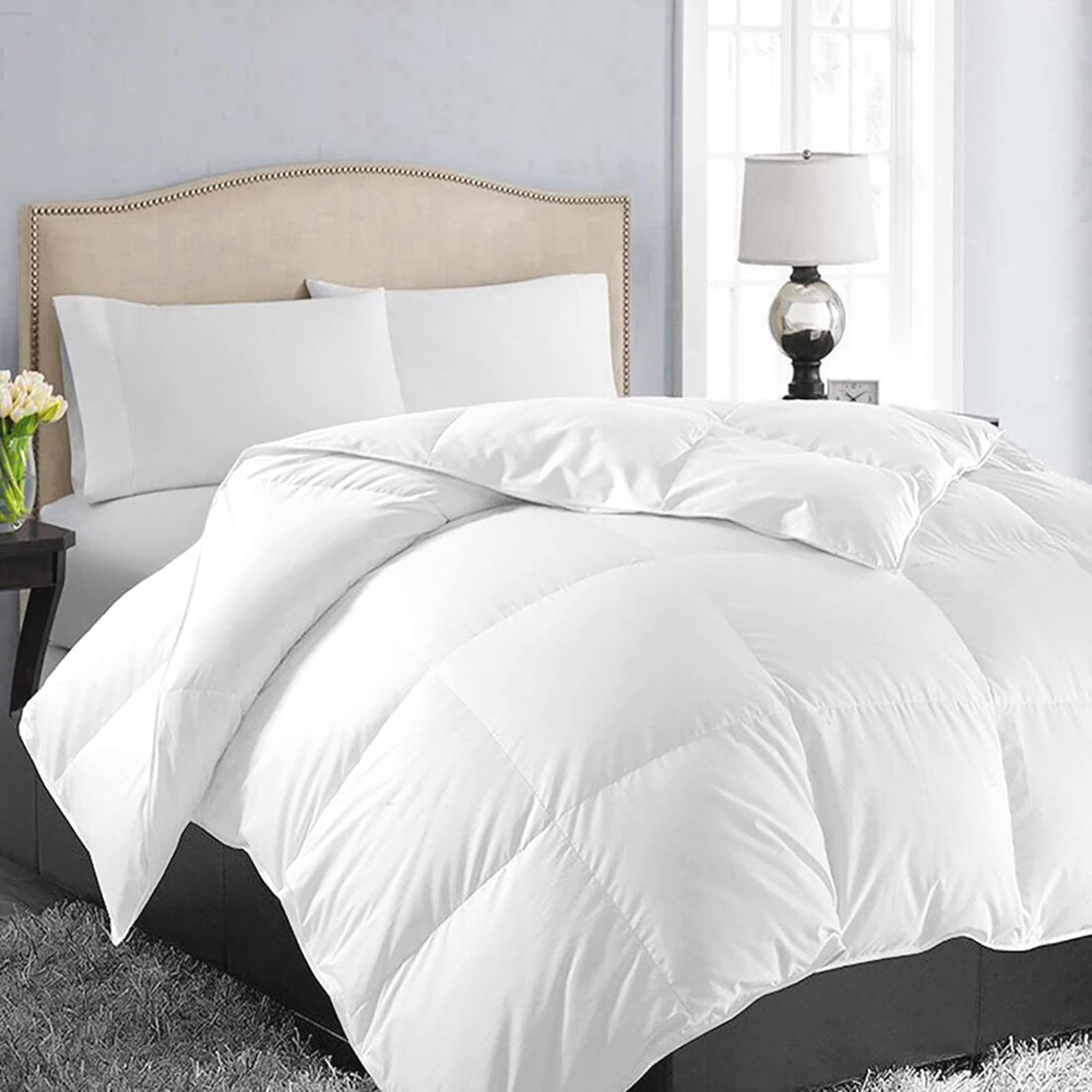 EASELAND king-size comforter close-up shows soft brushed fabric for all-season comfort.
