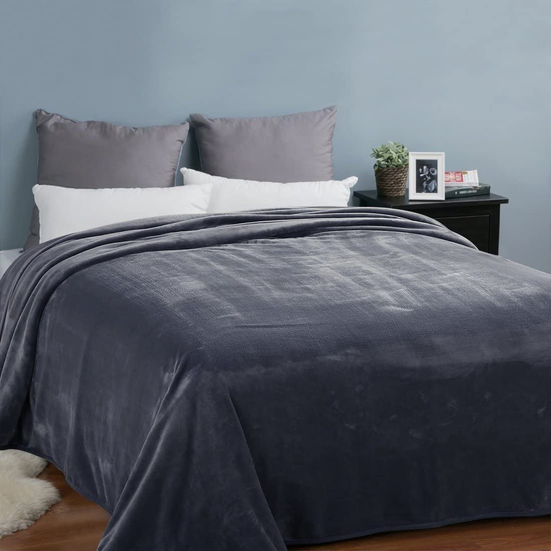 EASELAND lightweight blanket ideal for camping and travel warmth.