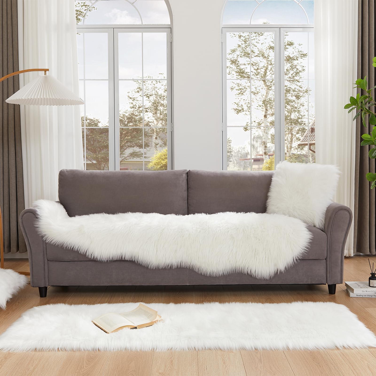 EasyJoy anti-slip backing demonstrates stable placement on wooden floors.
