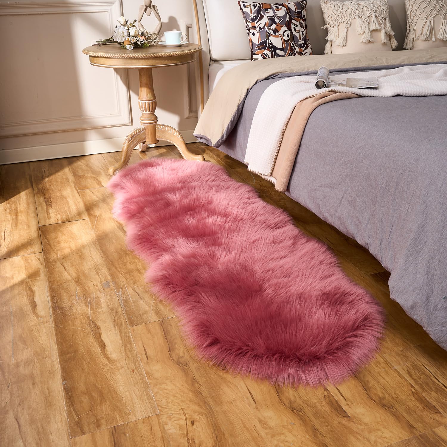 EasyJoy Ultra Soft Fluffy Sheepskin Rug easy to vacuum and spot-clean.