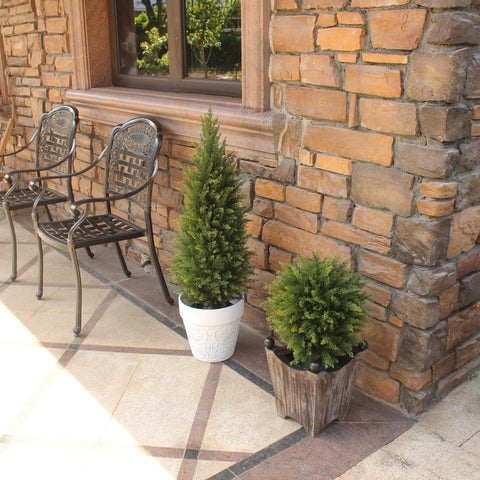 ECOLVANT UV-resistant topiary suitable for balcony and patio spaces.