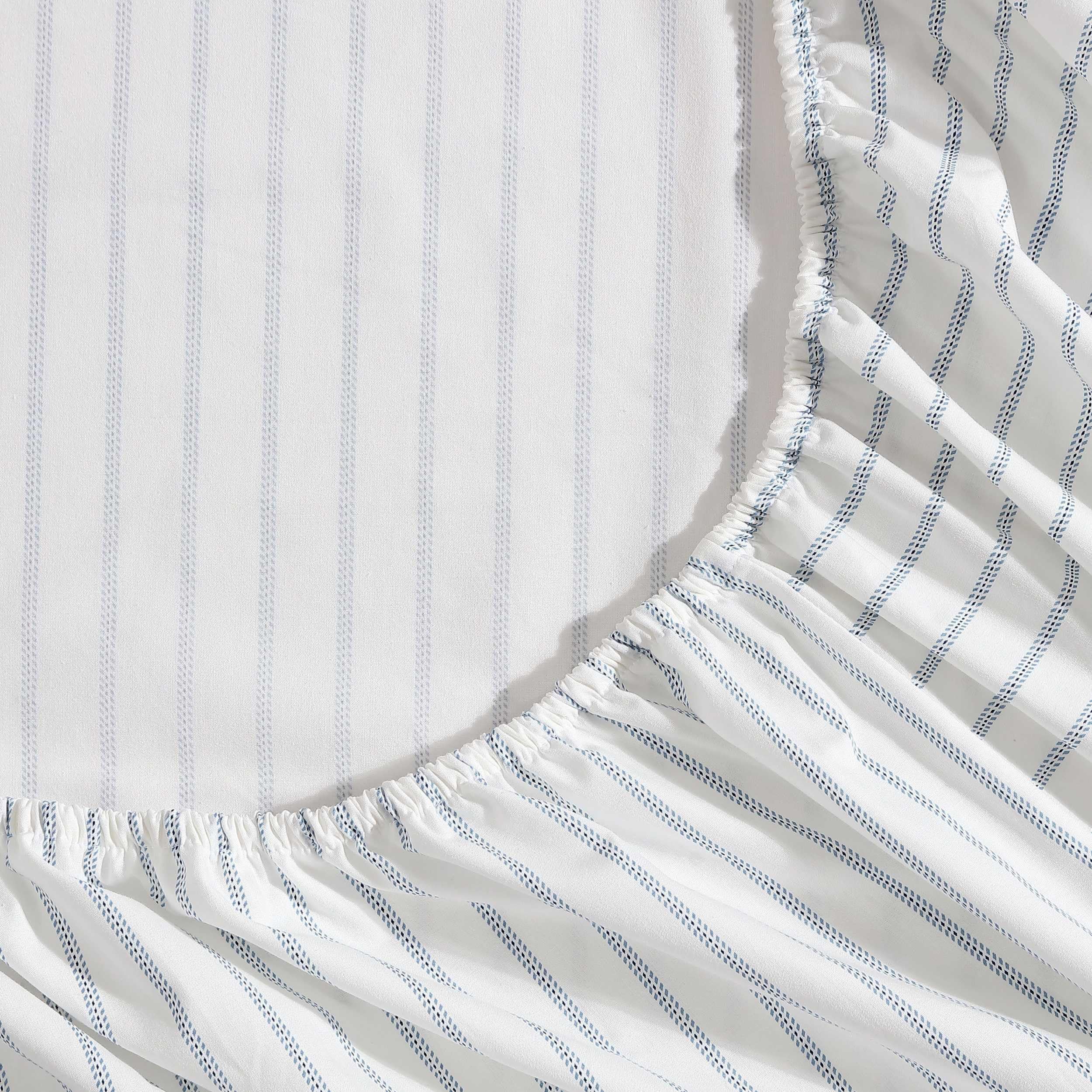 Eddie Bauer deep-pocket fitted sheet fits up to 18 inches securely.