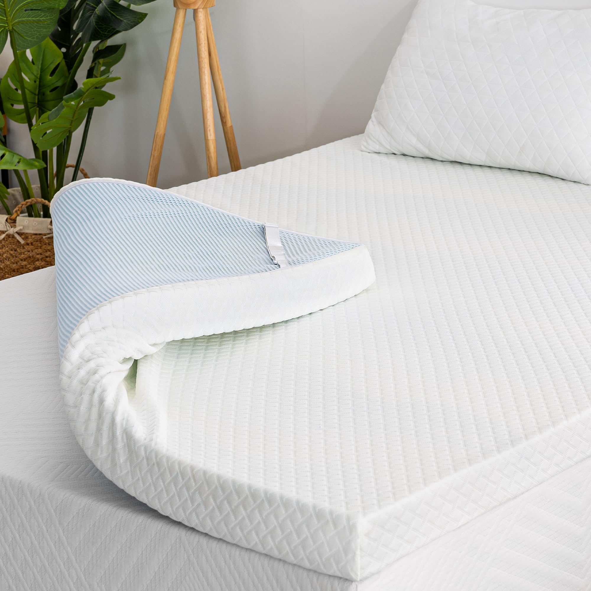 EGOHOME 4-inch gel memory foam topper with cover providing body-conforming support.
