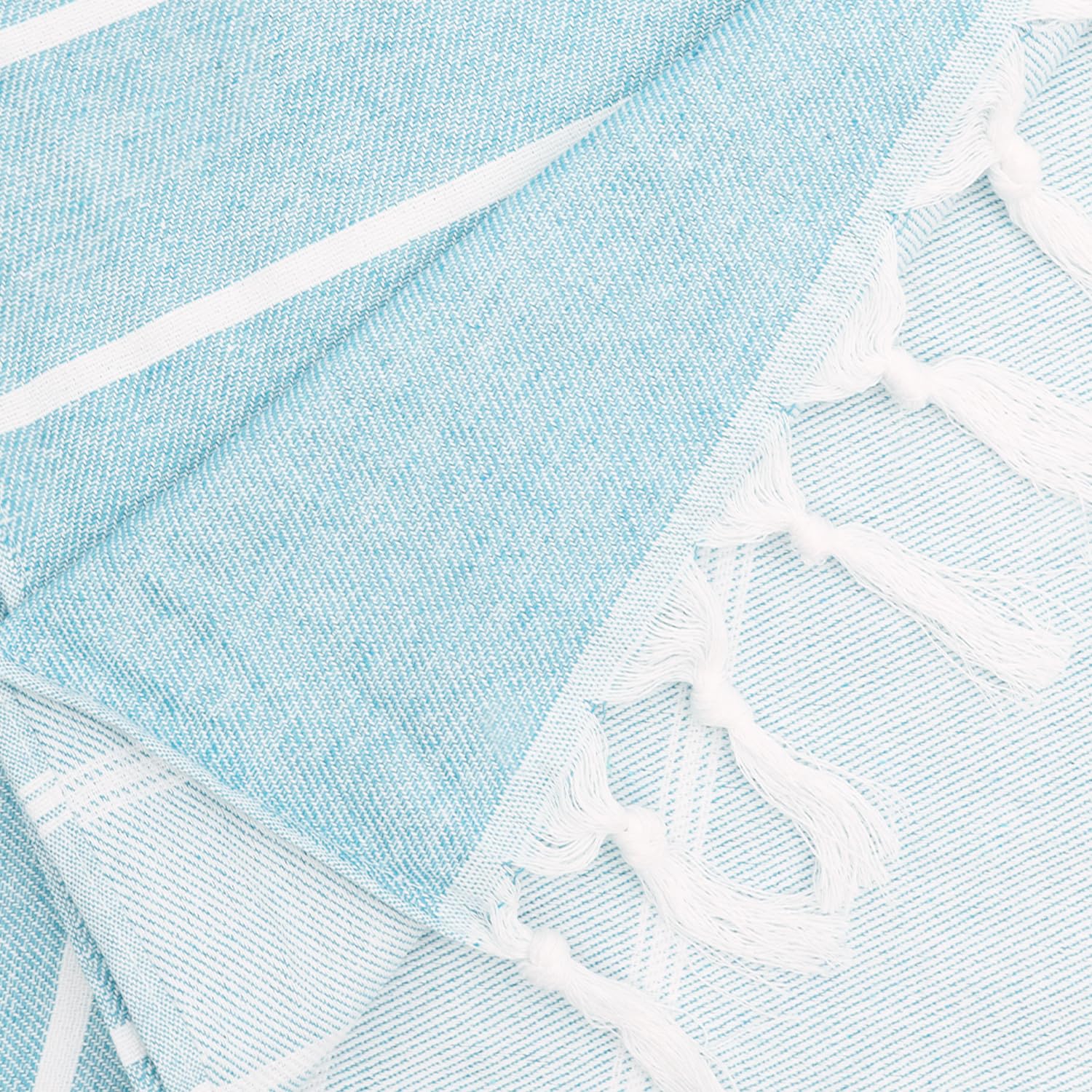 Eliamo towel close-up shows sand-free weave resisting sand cling.