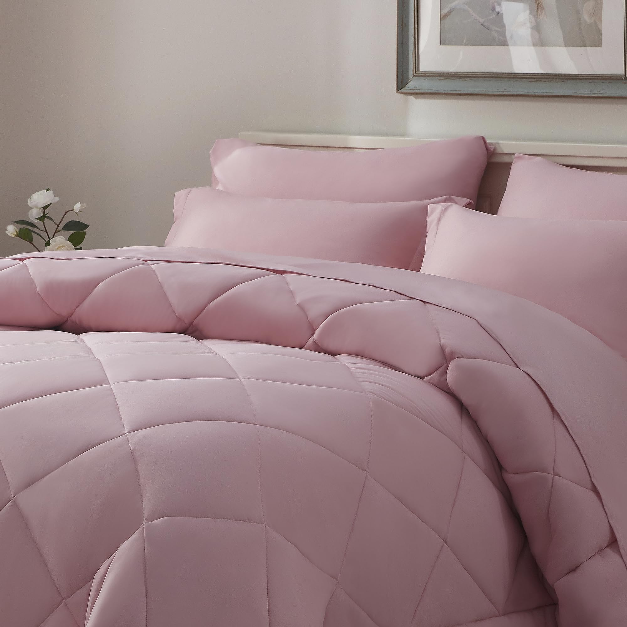 ELNIDO QUEEN microfiber close-up, ultra-soft and breathable fabric.