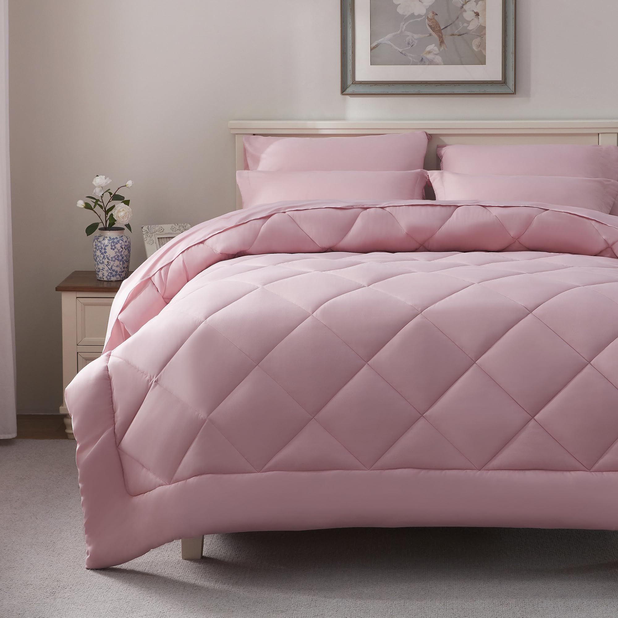 ELNIDO QUEEN on-bed display shows all-season cozy comfort.