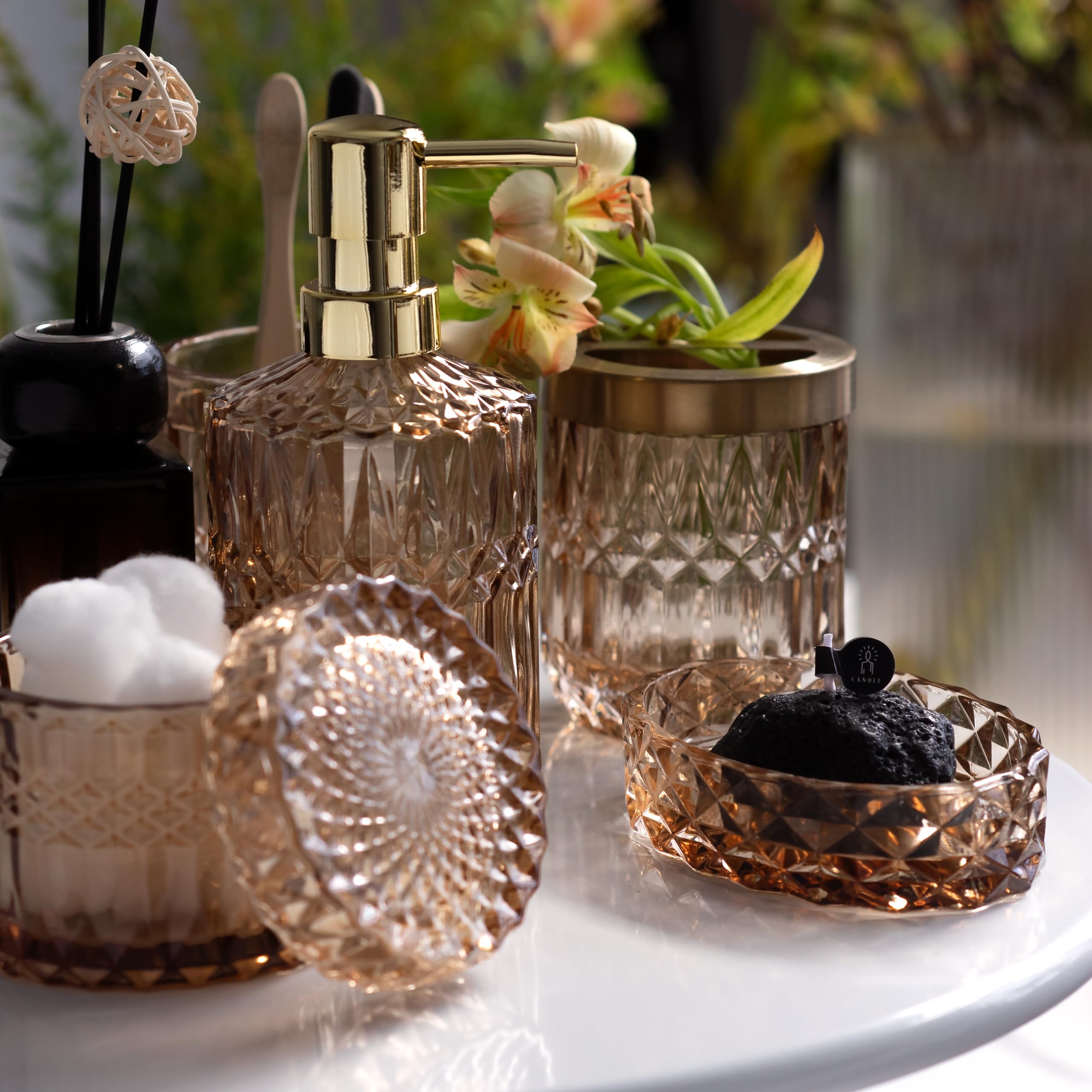 EMPO cotton swab jar keeps items clean and dust-free under the lid.