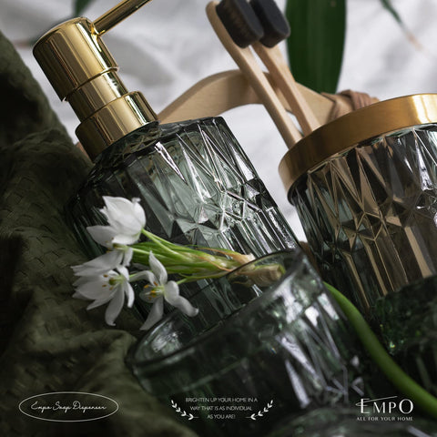 EMPO tumbler in green glass provides convenient rinsing and refreshing style