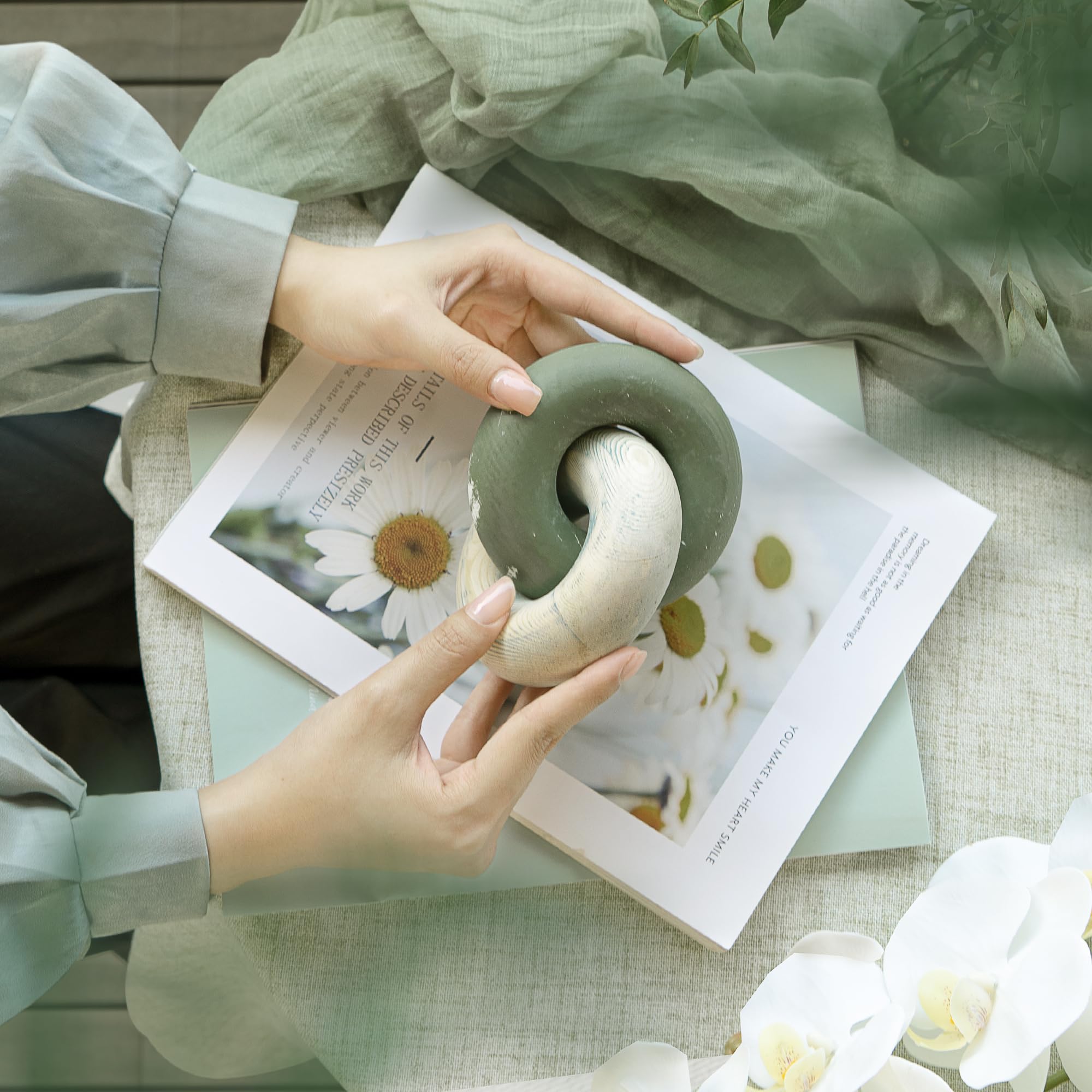 EOSAHR green-yellow knot decor blends with green living room themes and adds warmth.