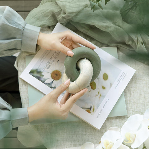 EOSAHR green-yellow knot decor blends with green living room themes and adds warmth.